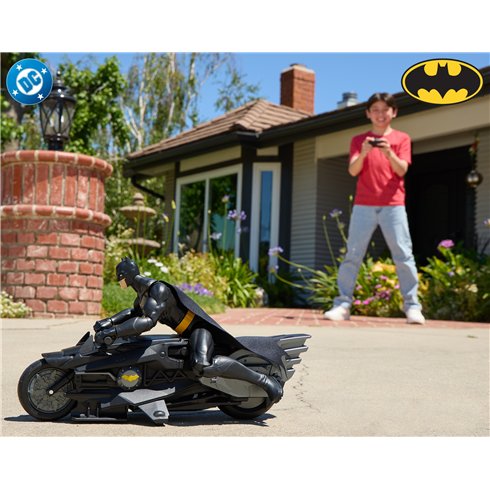 figurele-ir-nuotoliniu-budu-valdoma-transporto-priemone-batman-betmenas-30-cm-su-batcycle-dc-studios (2)