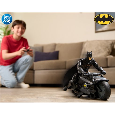 figurele-ir-nuotoliniu-budu-valdoma-transporto-priemone-batman-betmenas-30-cm-su-batcycle-dc-studios